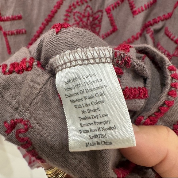 Johnny Was 100% cotton embroidered Tribal Patterned Top with Red Accents - Picture 4 of 6